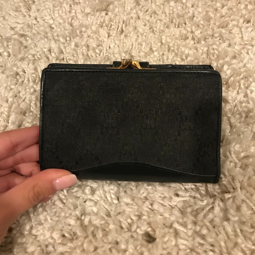 Black vintage GUCCI wallet!